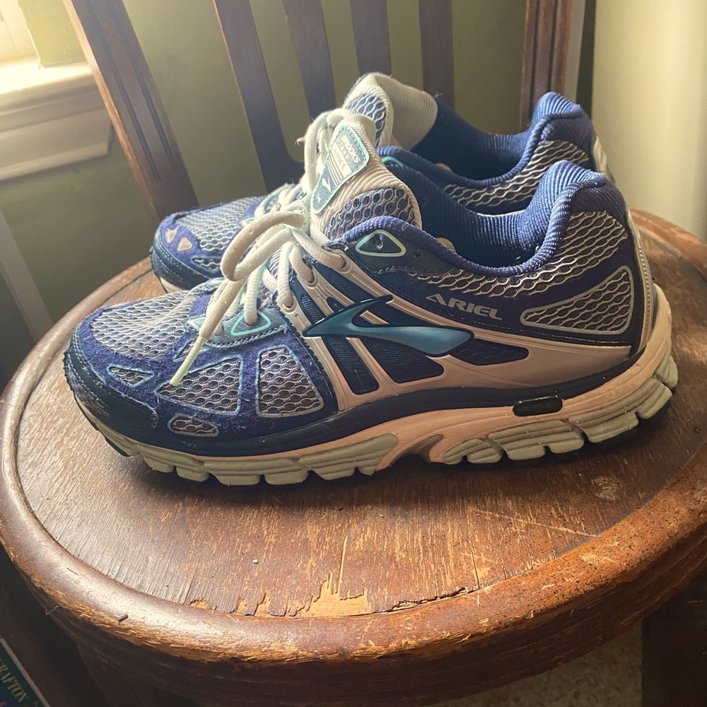 Brooks women’s Ariel 14 size 9